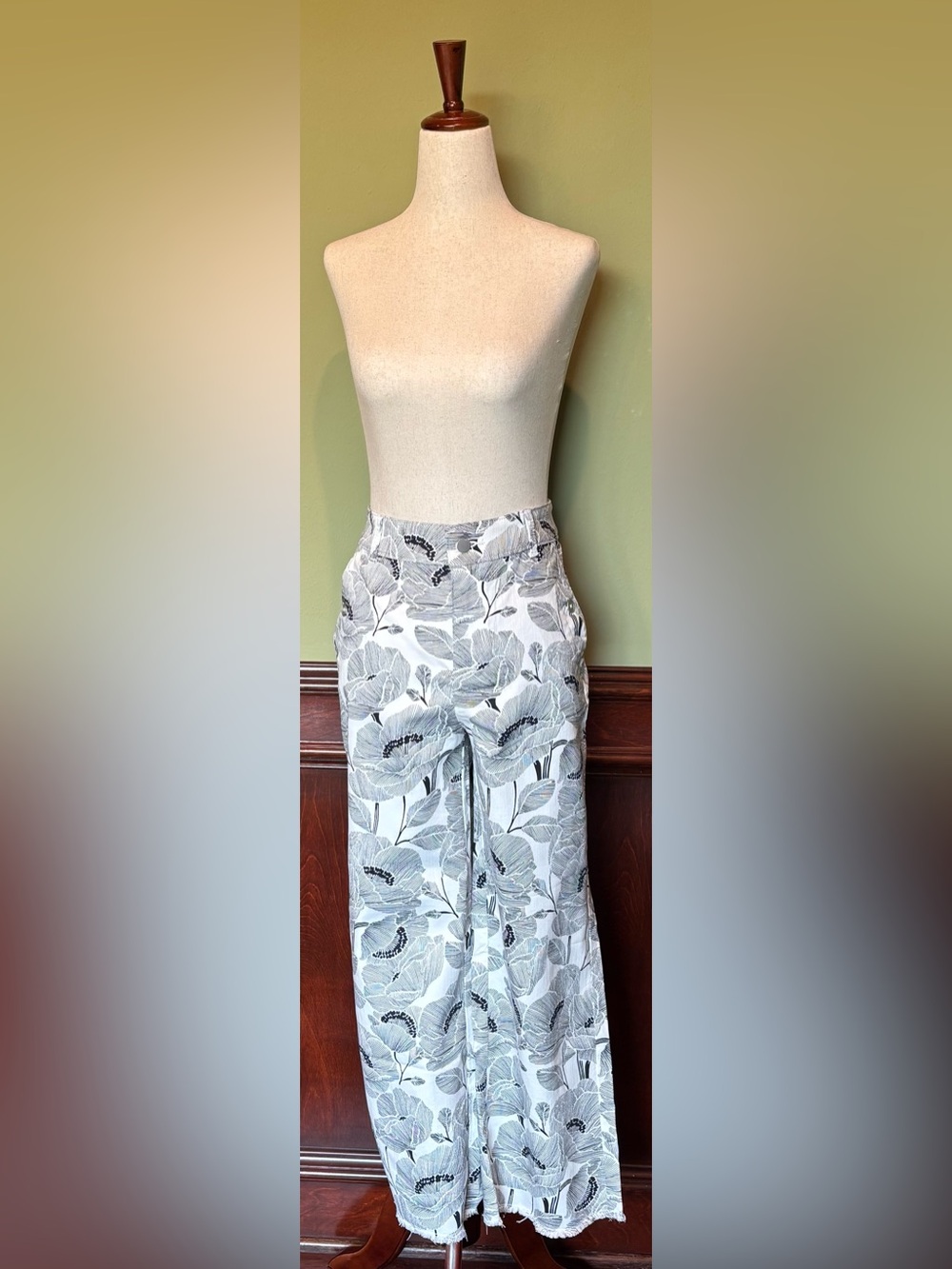 Chico's White, gray, and black ankle trousers. Size 1=size 8/10